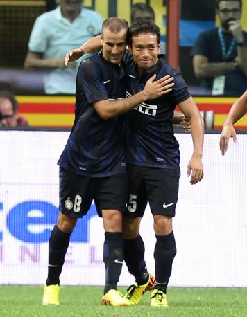 Gli uomini del giorno, Palacio e Nagatomo, festeggiano la bella vittoria dell'Inter. Ansa